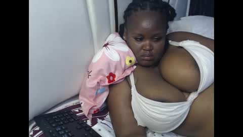 Snapshot of lunabloom01 chatting on 11, 10, 2025 lunabloom01 online show from 11, 10, 2025