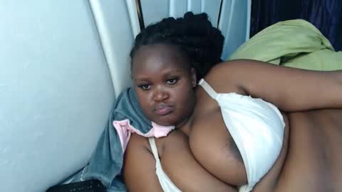 Snapshot of lunabloom01 chatting on 20, 10, 2025 lunabloom01 online show from 20, 10, 2025