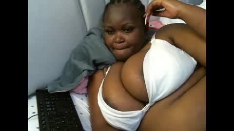 Snapshot of lunabloom01 chatting on 11, 11, 2025 lunabloom01 online show from 11, 11, 2025