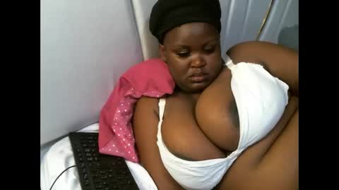 Snapshot of lunabloom01 chatting on 16, 11, 2025 lunabloom01 online show from 16, 11, 2025