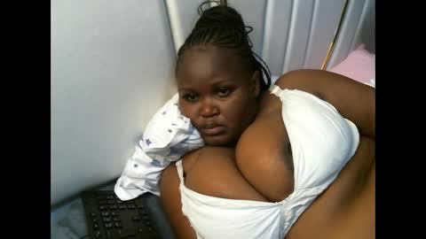 Snapshot of lunabloom01 chatting on 23, 11, 2025 lunabloom01 online show from 23, 11, 2025