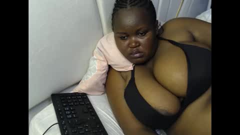 Snapshot of lunabloom01 chatting on 18, 12, 2025 lunabloom01 online show from 18, 12, 2025