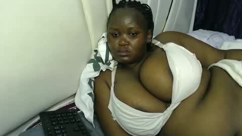 Snapshot of lunabloom01 chatting on 22, 12, 2025 lunabloom01 online show from 22, 12, 2025