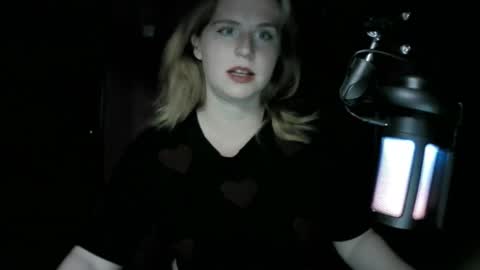 Snapshot of lunamystique_ chatting on 4, 10, 2025 lunamystique_ online show from 4, 10, 2025