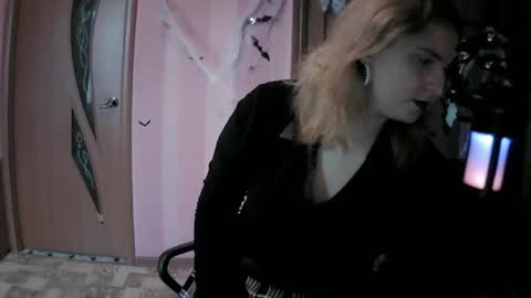 lunamystique_ online show from 5, 11, 2025