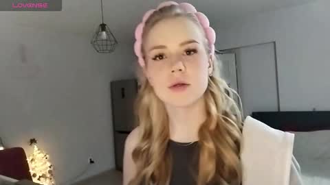 lunapeony online show from 19, 12, 2025