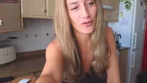 Snapshot of lunary_mix chatting on 6, 10, 2025 Luna online show from 6, 10, 2025