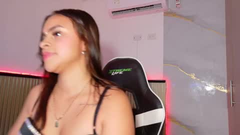 lunataylorr online show from 10, 10, 2025