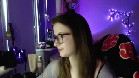 Snapshot of lunaxcherry chatting on 7, 5, 2026 LunaXcherry online show from 7, 5, 2026