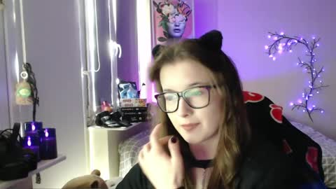 Snapshot of lunaxcherry chatting on 9, 5, 2026 LunaXcherry online show from 9, 5, 2026