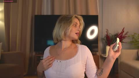 Snapshot of lunea_evienne_ chatting on 5, 5, 2026 Evi online show from 5, 5, 2026