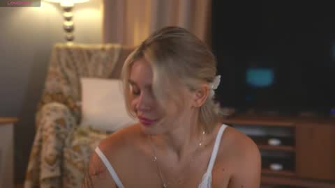Snapshot of lunea_evienne_ chatting on 6, 5, 2026 Evi online show from 6, 5, 2026