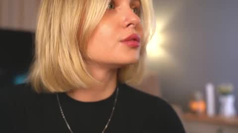Snapshot of lunea_evienne_ chatting on 10, 5, 2026 Evi online show from 10, 5, 2026