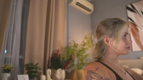 Snapshot of lunea_evienne_ chatting on 23, 5, 2026 Evi online show from 23, 5, 2026