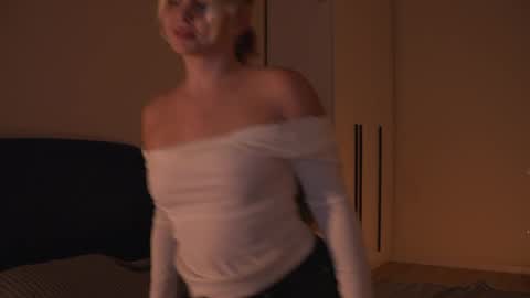 Snapshot of lunea_evienne_ chatting on 6, 6, 2026 Evi online show from 6, 6, 2026