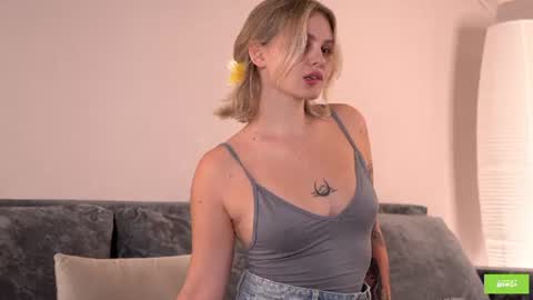 Snapshot of lunea_evienne_ chatting on 28, 7, 2026 Evi online show from 28, 7, 2026