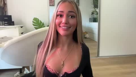 Snapshot of luvlivvyy chatting on 22, 5, 2026 Livvyy online show from 22, 5, 2026