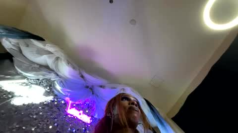 Snapshot of luvvlee chatting on 3, 10, 2025 luvvlee online show from 3, 10, 2025