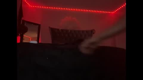 Snapshot of luvvlee chatting on 6, 11, 2025 luvvlee online show from 6, 11, 2025