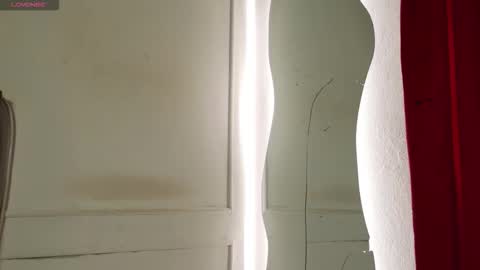 Snapshot of luxuryheaven chatting on 18, 12, 2025 Tommy and Polly online show from 18, 12, 2025