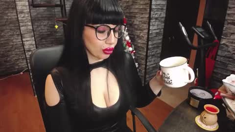 Snapshot of luxurymistress chatting on 6, 12, 2024 Spoiled dominant mindfucker mistress MakeupartistNail ArtistFitness and Yoga lover online show from 6, 12, 2024