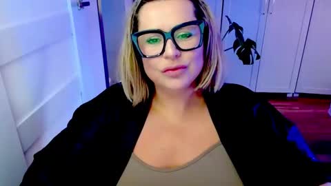 Snapshot of luxxx_diana chatting on 7, 5, 2026 Diana online show from 7, 5, 2026