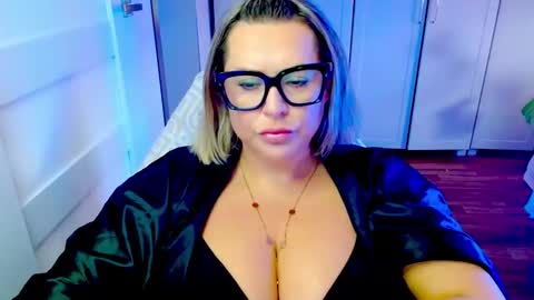 Snapshot of luxxx_diana chatting on 18, 5, 2026 Diana online show from 18, 5, 2026