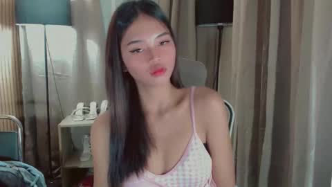 Snapshot of lykaloops chatting on 17, 4, 2026 LYKA LOOPS online show from 17, 4, 2026