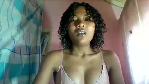 Snapshot of lyndah19 chatting on 19, 12, 2025 lyndah19 online show from 19, 12, 2025