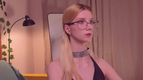 Snapshot of m1aforever chatting on 11, 5, 2026 catch me on tue 10am-5pm wed 3am-10am fri 3am-5pm sat 10am-5pm sun 10am-5pm online show from 11, 5, 2026