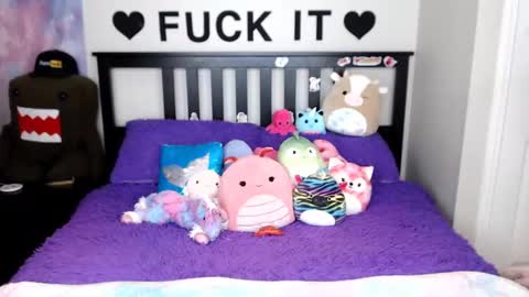 Mackenzie Wolfe online show from 9, 10, 2025