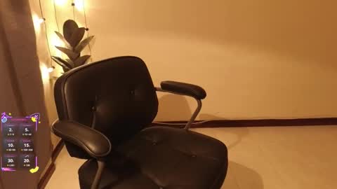 Snapshot of madame_lia chatting on 14, 12, 2025 Madame La online show from 14, 12, 2025