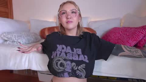 Snapshot of maeeve_ chatting on 8, 5, 2026 Maeve schedule 11 am- 530 pm colombia time online show from 8, 5, 2026