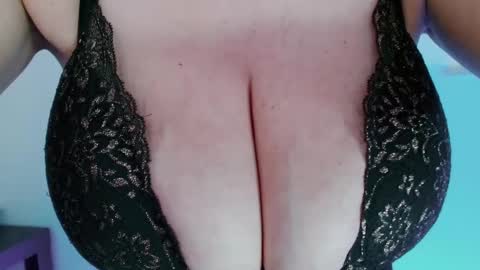 Snapshot of maggielandrin chatting on 2, 2, 2025 Maggie online show from 2, 2, 2025