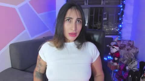 Snapshot of maiaconnor chatting on 23, 12, 2025 online show from 23, 12, 2025