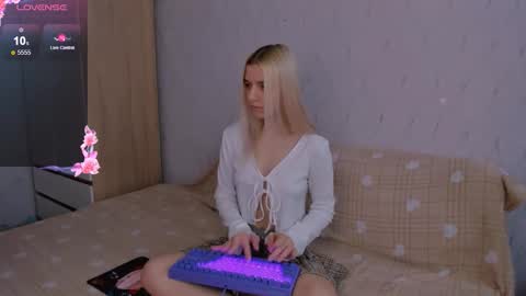 Snapshot of mailin_harrington chatting on 7, 3, 2026 Your kitty online show from 7, 3, 2026