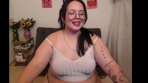 Snapshot of maily_888 chatting on 8, 11, 2025 maily online show from 8, 11, 2025