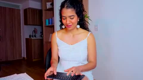 Snapshot of maithe_perroni chatting on 14, 4, 2026 Lauu online show from 14, 4, 2026