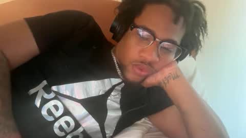 makemenutinmywifewhilewefuck online show from 25, 4, 2026