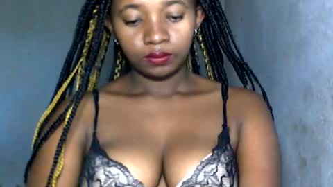 malinah01 online show from 5, 1, 2025