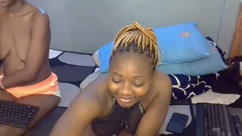 Snapshot of mama_pussie chatting on 1, 10, 2025 mama_pussie online show from 1, 10, 2025