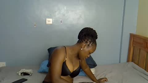 Snapshot of mama_pussie chatting on 9, 11, 2025 mama_pussie online show from 9, 11, 2025