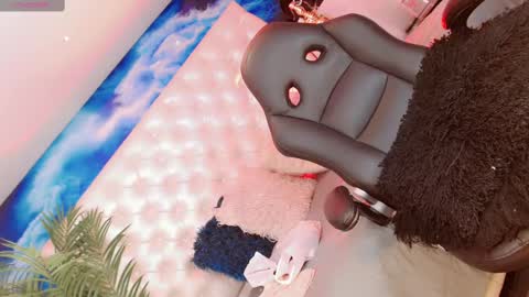 Manuela Kingsley online show from 4, 3, 2025