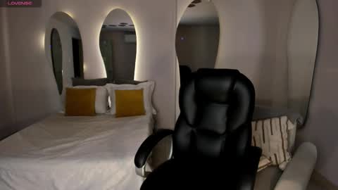 MARIA HERRERA  online show from 14, 12, 2025