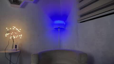 IM YOUR BABE GIRL LYCA online show from 2, 2, 2026