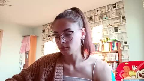 Kelly online show from 6, 4, 2026