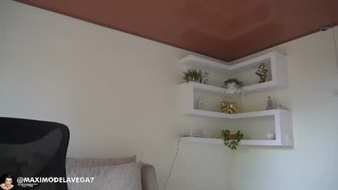 Snapshot of maximohoot chatting on 12, 6, 2026 Sebastian online show from 12, 6, 2026