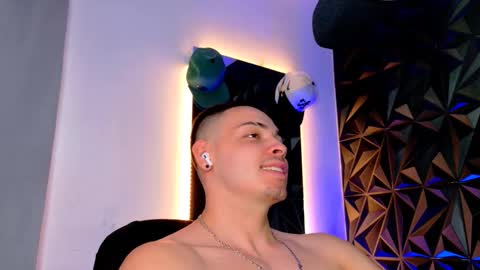 Snapshot of maxwell_dupont chatting on 4, 11, 2025 MAX online show from 4, 11, 2025