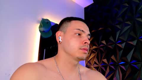 Snapshot of maxwell_dupont chatting on 17, 11, 2025 MAX online show from 17, 11, 2025