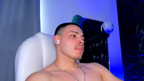 Snapshot of maxwell_dupont chatting on 19, 12, 2025 MAX online show from 19, 12, 2025